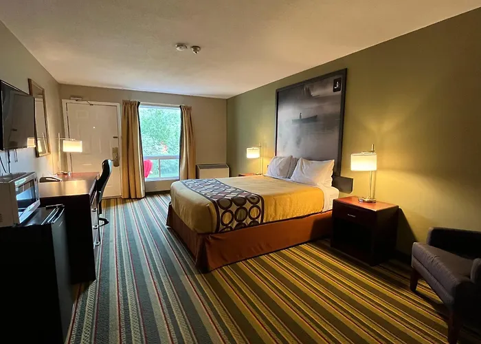 Jolly Roger Inn & Resort